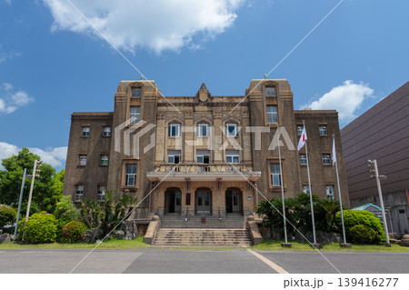 鹿児島市中央公民館の外観を正面から捉えた青空の風景(春・鹿児島市) 鹿児島市中央公民館の外観を正面から捉えた青空の風景(春・鹿児島市) 139416277