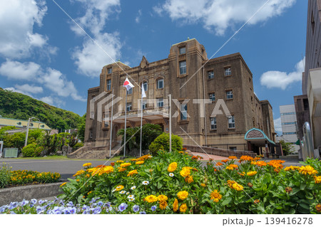 黄色い花を前景にした鹿児島市中央公民館の外観(春の新緑・鹿児島市) 黄色い花を前景にした鹿児島市中央公民館の外観(春の新緑・鹿児島市) 139416278