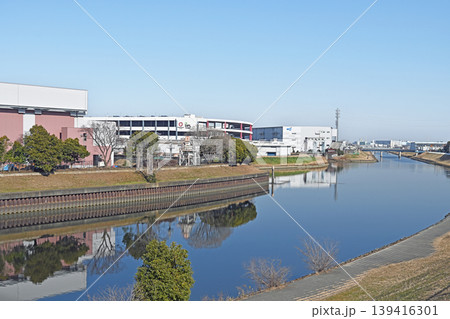 水面に映る都市の静寂 澄み渡る青空の下で芝川水門と物流倉庫が織りなす穏やかな風景 水面に映る都市の静寂 澄み渡る青空の下で芝川水門と物流倉庫が織りなす穏やかな風景 139416301
