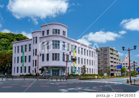 鹿児島県立博物館の外観を正面から捉えた青空の風景(鹿児島市・歴史的建造物) 鹿児島県立博物館の外観を正面から捉えた青空の風景(鹿児島市・歴史的建造物) 139416303