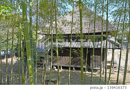 竹林越しに望む茅葺き古民家 柔らかな光が差し込む竹垣の小径と静寂に包まれた伝統建築の風景 竹林越しに望む茅葺き古民家 柔らかな光が差し込む竹垣の小径と静寂に包まれた伝統建築の風景 139416373