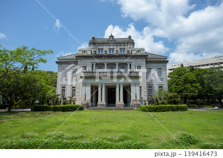 登録有形文化財の旧鹿児島県庁舎本館(県政記念館)の外観と芝生の風景(鹿児島市) 登録有形文化財の旧鹿児島県庁舎本館(県政記念館)の外観と芝生の風景(鹿児島市) 139416473