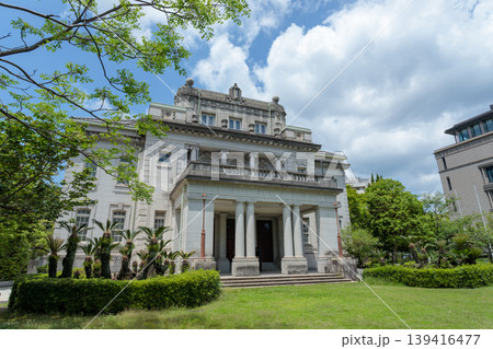 新緑の枝葉を前景にした登録有形文化財の旧鹿児島県庁舎本館（県政記念館）の外観（鹿児島市） 139416477