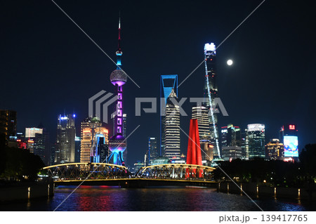 上海夜景・東方明珠と陸家嘴の高層ビル群 139417765