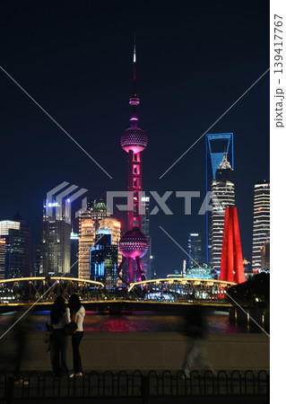 上海夜景・東方明珠と陸家嘴の高層ビル群 139417767