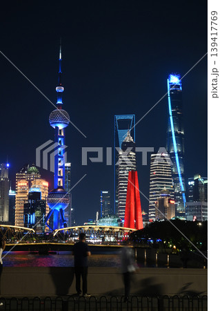 上海夜景・東方明珠と陸家嘴の高層ビル群 139417769