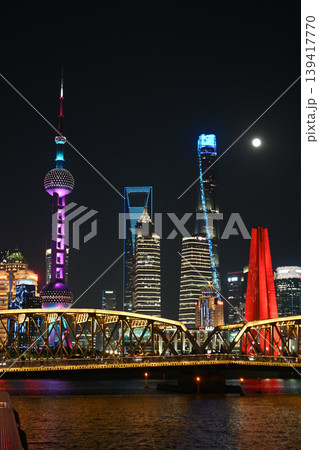 上海夜景・東方明珠と陸家嘴の高層ビル群 139417770