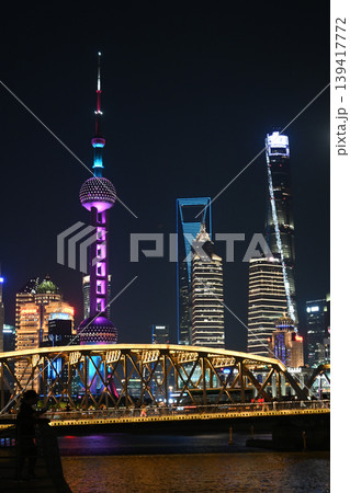 上海夜景・東方明珠と陸家嘴の高層ビル群 139417772