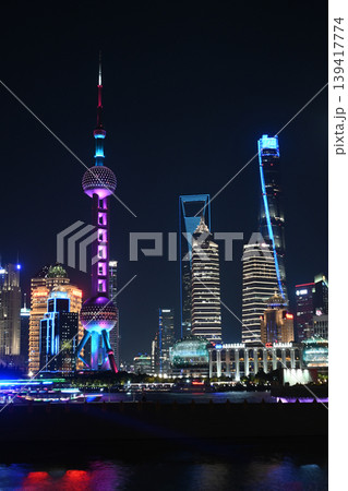 上海夜景・東方明珠と陸家嘴の高層ビル群 上海夜景・東方明珠と陸家嘴の高層ビル群 139417774
