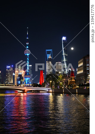上海夜景・東方明珠と陸家嘴の高層ビル群 139417776