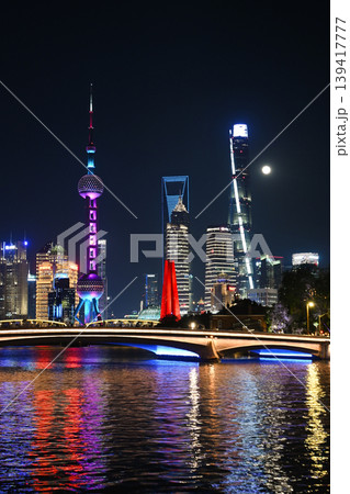 上海夜景・東方明珠と陸家嘴の高層ビル群 139417777