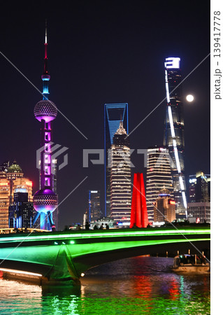 上海夜景・東方明珠と陸家嘴の高層ビル群 139417778