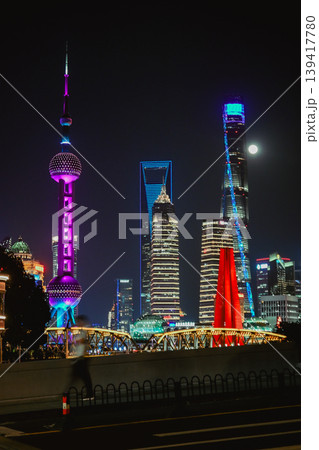 上海夜景・東方明珠と陸家嘴の高層ビル群 139417780