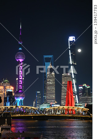 上海夜景・東方明珠と陸家嘴の高層ビル群 139417783