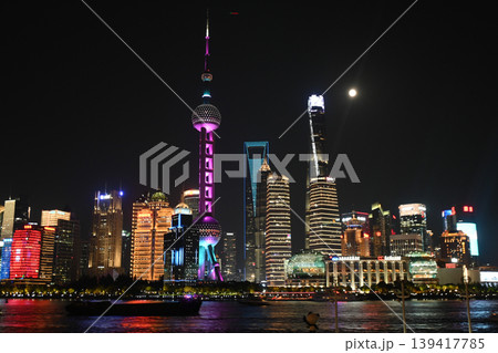 上海夜景・東方明珠と陸家嘴の高層ビル群 139417785
