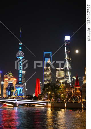 上海夜景・東方明珠と陸家嘴の高層ビル群 139417797