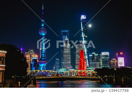 上海夜景・東方明珠と陸家嘴の高層ビル群 139417798