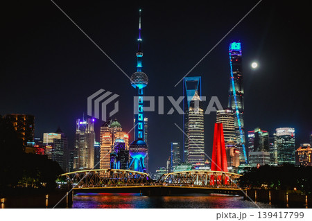 上海夜景・東方明珠と陸家嘴の高層ビル群 139417799