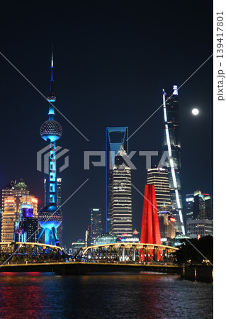 上海夜景・東方明珠と陸家嘴の高層ビル群 139417801