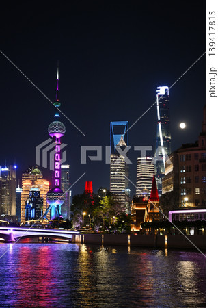 上海夜景・東方明珠と陸家嘴の高層ビル群 上海夜景・東方明珠と陸家嘴の高層ビル群 139417815