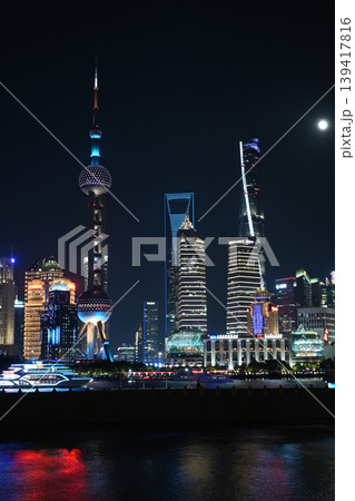 上海夜景・東方明珠と陸家嘴の高層ビル群 上海夜景・東方明珠と陸家嘴の高層ビル群 139417816