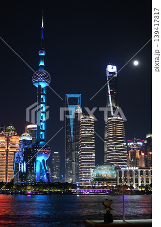 上海夜景・東方明珠と陸家嘴の高層ビル群 上海夜景・東方明珠と陸家嘴の高層ビル群 139417817
