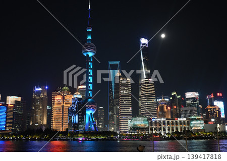 上海夜景・東方明珠と陸家嘴の高層ビル群 139417818