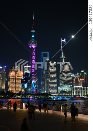 上海夜景・東方明珠と陸家嘴の高層ビル群 上海夜景・東方明珠と陸家嘴の高層ビル群 139417820