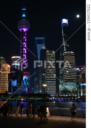 上海夜景・東方明珠と陸家嘴の高層ビル群 上海夜景・東方明珠と陸家嘴の高層ビル群 139417822