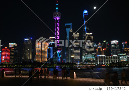 上海夜景・東方明珠と陸家嘴の高層ビル群 139417842