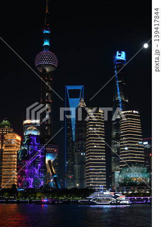 上海夜景・東方明珠と陸家嘴の高層ビル群 139417844
