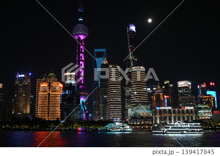 上海夜景・東方明珠と陸家嘴の高層ビル群 139417845