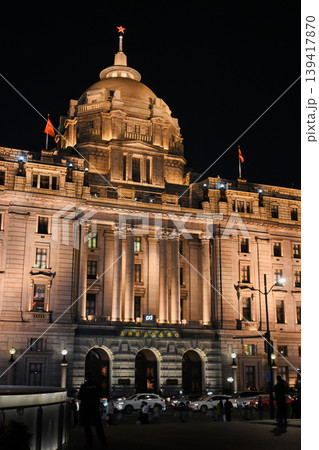 上海夜景・外灘の西洋建築 139417870
