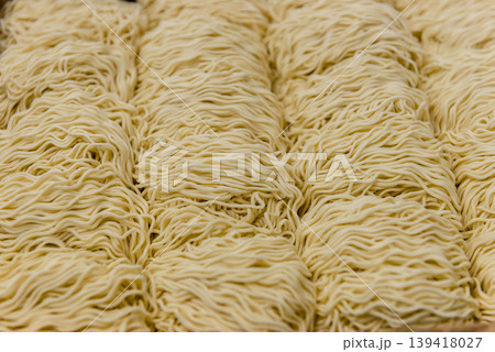 製麺所に並ぶ中華麺の生麺　 139418027
