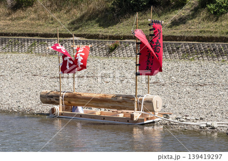 奉曳船と五十鈴川の風景　御木曳初式　川曵　遷宮行事　役木曳　令和のお木曳　お木曳行事　神宮式年遷宮 139419297
