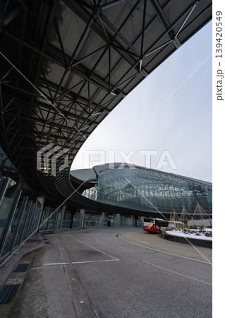 冬の金沢駅バスターミナルと近代建築 139420549