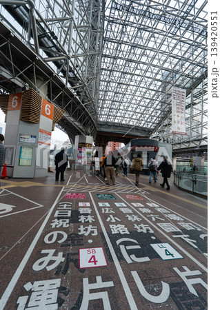 金沢駅バスターミナルとガラスドームの都市風景 金沢駅バスターミナルとガラスドームの都市風景 139420551
