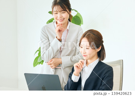 オフィスでノートパソコンの画面を見ながら打ち合わせをする二人の若い日本人女性ビジネスパーソン オフィスでノートパソコンの画面を見ながら打ち合わせをする二人の若い日本人女性ビジネスパーソン 139420623
