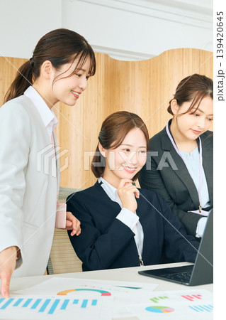 ホワイトボードのグラフを見ながらミーティングする若手女性ビジネスパーソン3人・オフィスでのプレゼンテ ホワイトボードのグラフを見ながらミーティングする若手女性ビジネスパーソン3人・オフィスでのプレゼンテ 139420645