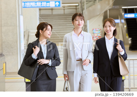 駅構内を歩く3人の若い女性ビジネスパーソン・スーツ姿で通勤する笑顔の会社員 139420669