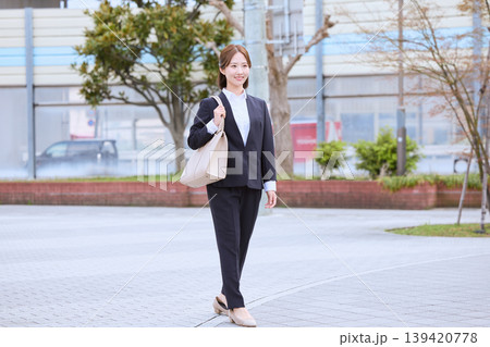街中を歩くスーツ姿の若い女性ビジネスパーソン・就職活動中のリクルートスーツの女性 街中を歩くスーツ姿の若い女性ビジネスパーソン・就職活動中のリクルートスーツの女性 139420778