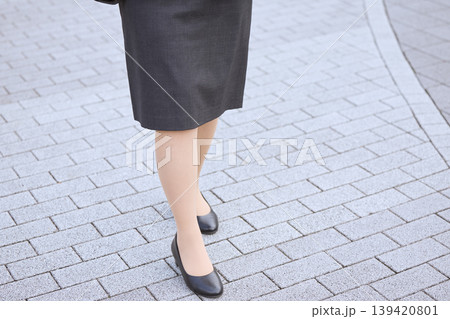 ビジネススーツのスカートとパンプスで歩く女性の足元・就職活動やオフィス通勤イメージ 139420801