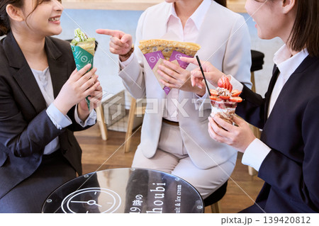 仕事帰りにスイーツ店でクレープやパフェを楽しむスーツ姿の女性会社員3人組・19時のご褒美 139420812