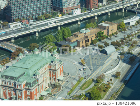 歴史的な赤レンガ建築と近代的な都市の俯瞰風景 歴史的な赤レンガ建築と近代的な都市の俯瞰風景 139421096