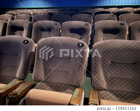映画館の座席 139421102