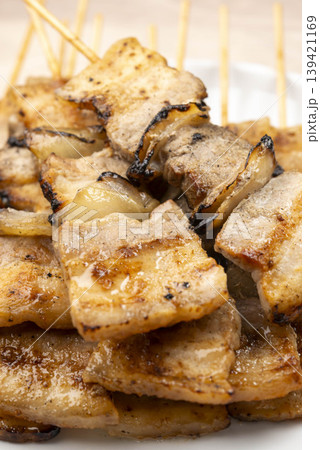 炭火で焼いた豚バラ串・やきとんの塩焼きアップ 炭火で焼いた豚バラ串・やきとんの塩焼きアップ 139421169