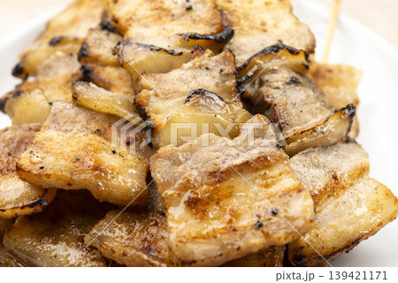 炭火で焼いた豚バラ串・やきとんの塩焼きアップ 炭火で焼いた豚バラ串・やきとんの塩焼きアップ 139421171