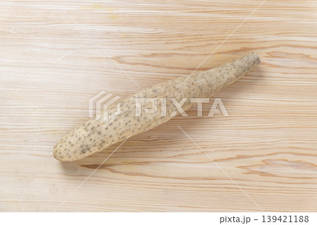 土が付いた山芋の根菜。 139421188