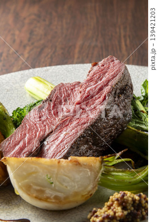 牛肉ステーキ盛り付け 牛肉ステーキ盛り付け 139421203