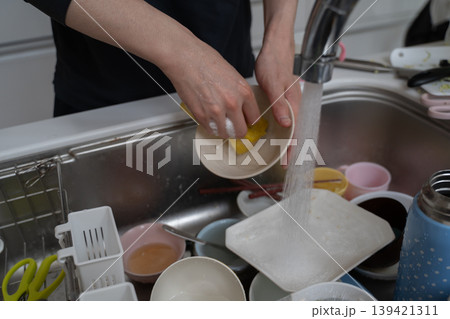 食器洗いをする男性 食器洗いをする男性 139421311